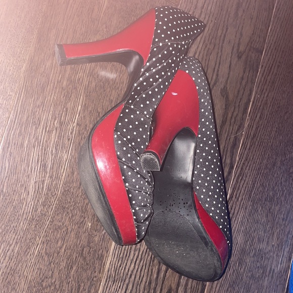 4/$25 Jules and James heels polka dot - Picture 5 of 6